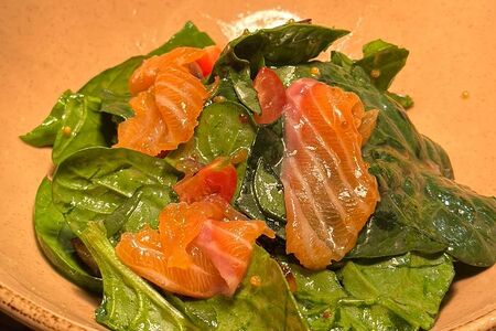 Салат с лососем и шпинатом