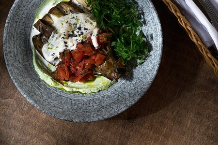 Запечённый баклажан с томатами и страчателлой