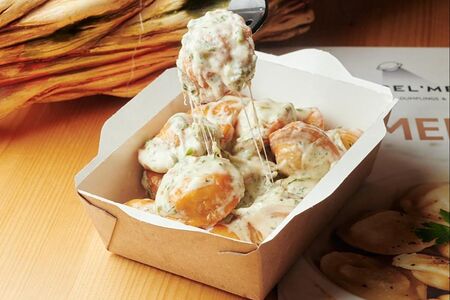 Жареные пельмени с говядиной, курицей и плавленым сыром