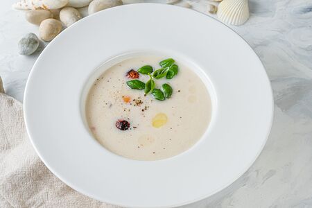 Сливочная уха с подкопченным лососем