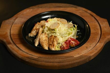 Салат Цезарь с курицей