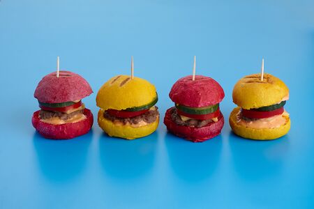 Цветные мини-бургеры для праздника 