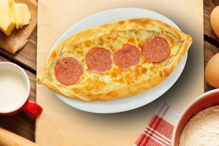 Пиде с говяжьей колбасой