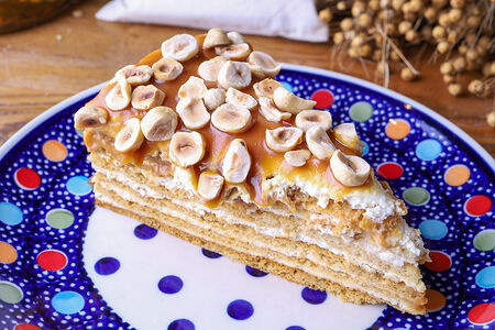 Медовик с соленой карамелью и фундуком