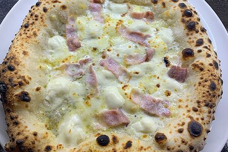 Пицца Горгонзола и бекон