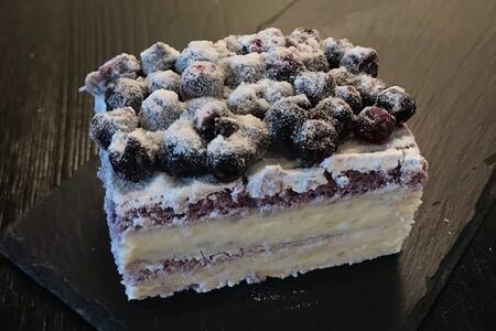 Пирожное Лавандовое с черникой