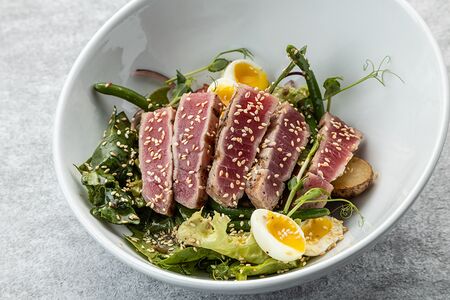 Нисуаз с тунцом, жаренным на гриле 