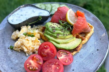 Картофельная вафля со скрэмблом и красной рыбой