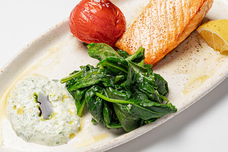 Лосось, томаты, шпинат, дзадзики