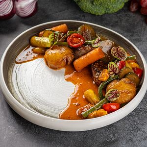 Медальоны из говядины с овощами и соусом демиглас