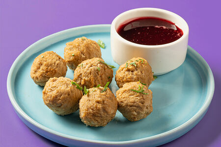Фрикадельки с брусничным соусом