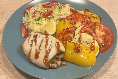 Кальмар, фаршированный грибами с яйцом