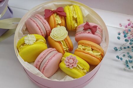Ассорти макарон с шоколадными цветами и бантиками