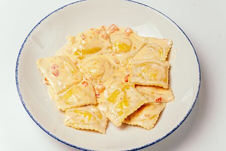 Равиоли с креветками и лососем в сливочном соусе