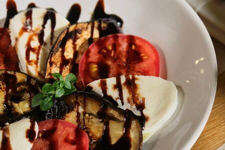 С томатами и моцареллой