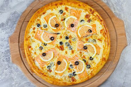 Пицца с лососем