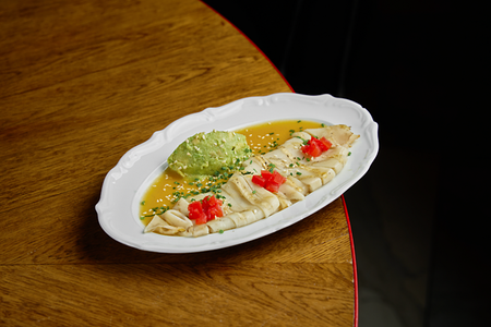 Кальмар с томатной сальсой и мятым авокадо