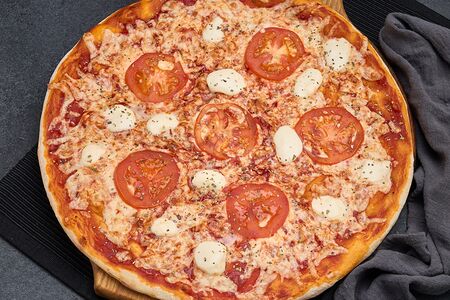 Пицца Маргарита с томатами и моцареллой