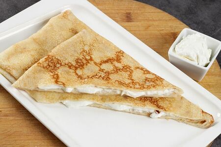 Блин с творогом и сметаной