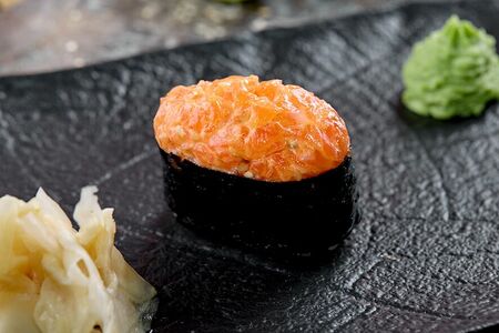 Острые суши с лососем