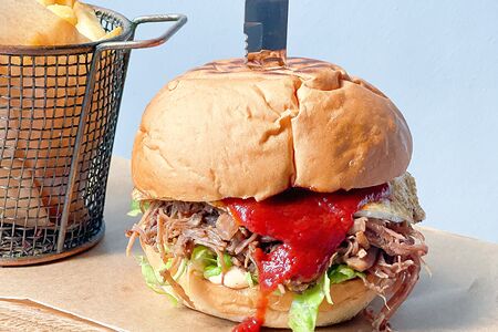 Бургер с рваной говядиной