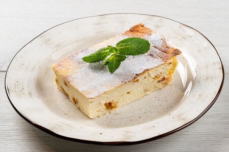 Запеканка творожная с изюмом