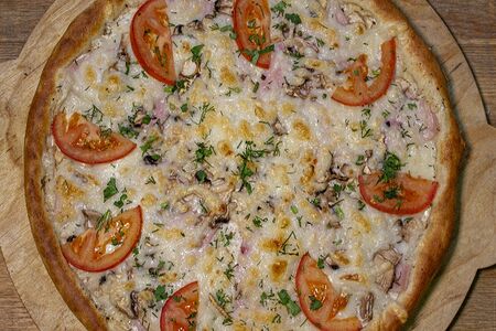 Пицца с ветчиной и грибами