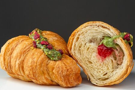 Круассан Малина с фисташками