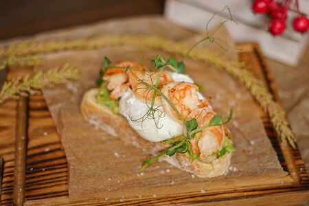 Брускетта с креветкой и гуакамоле