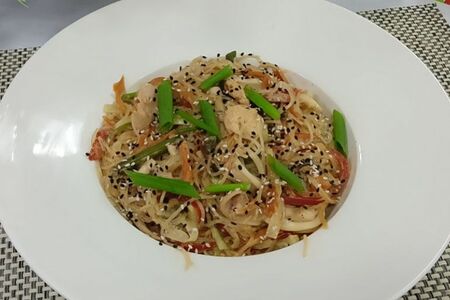 Фунчоза в сливочном соусе с морепродуктами