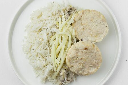 Куриные биточки на пару с рисом жасмин и грибным соусом