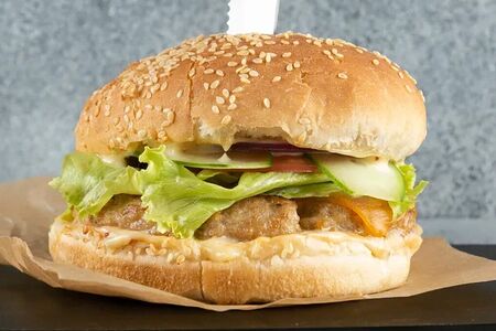 Бургер с куриной котлетой