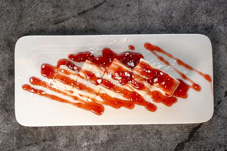 Сладкие роллы с клубничным соусом