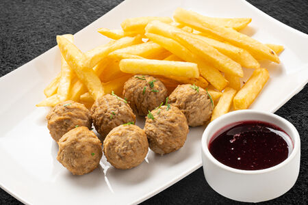 Фрикадельки с картофелем фри и брусничным соусом