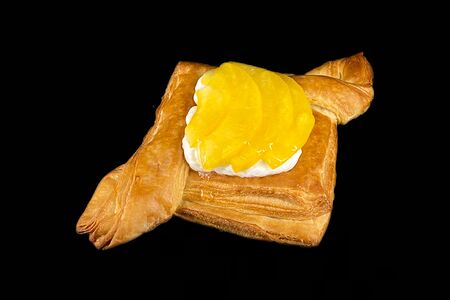 Даниш с персиками