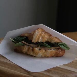 Круассан с цыпленком и медово-горчичным соусом