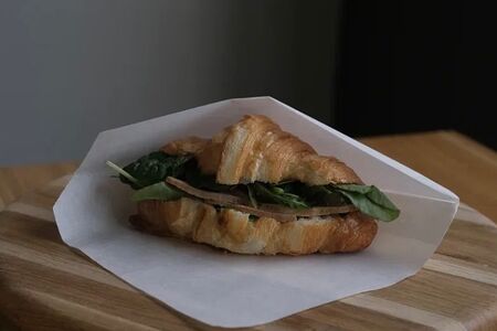 Круассан с цыпленком и медово-горчичным соусом