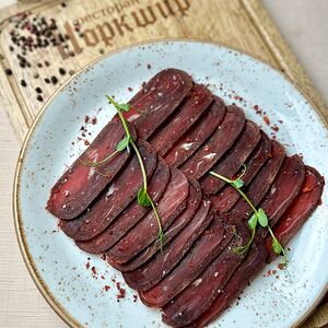 Бастурма со сметанным соусом