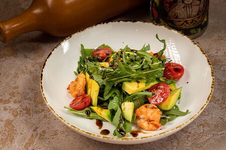 Салат с креветками, авокадо и руколой
