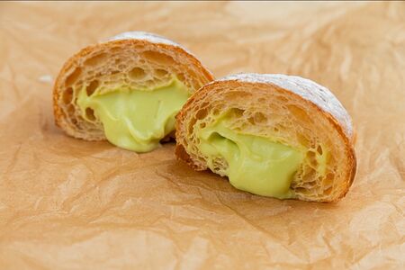 Круассан фисташковый 