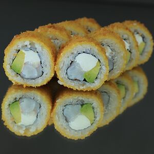 Жареный ролл с креветкой