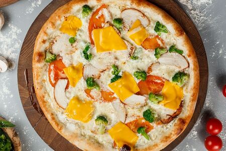 Пицца с курицей и брокколи на тонком тесте