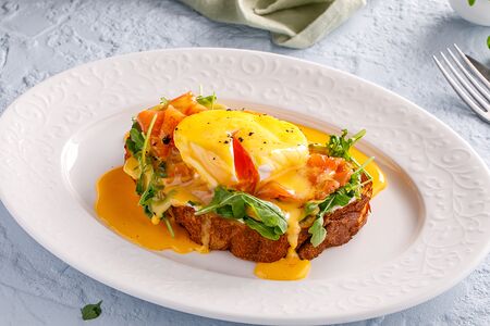 Яйцо Бенедикт с лососем