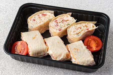 Рулет из лаваша с сыром, спелыми томатами и зеленью