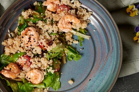 Салат с киноа, креветками и соусом лемонграсс
