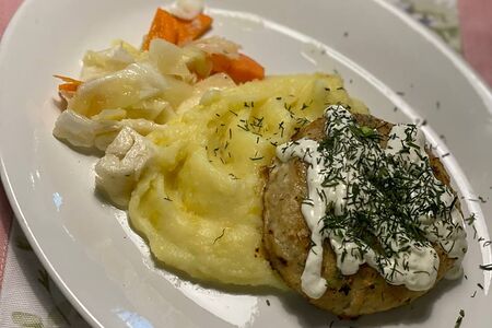 Щучья котлета с соусом, картофельным пюре и маринованной капустой