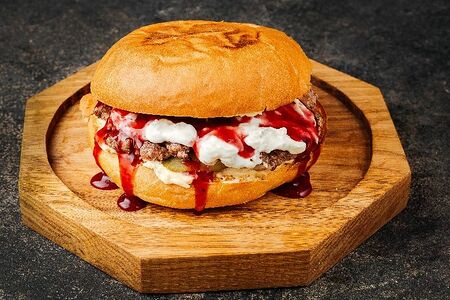 Бургер с сыром дорблю и бифштексом