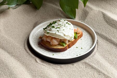 Бриошь с яйцом пашот и креветками