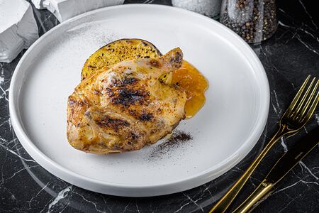 Половинка цыпленка с картофелем