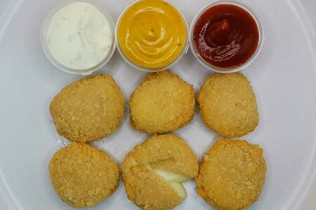 6 сырных медальонов с соусом на выбор